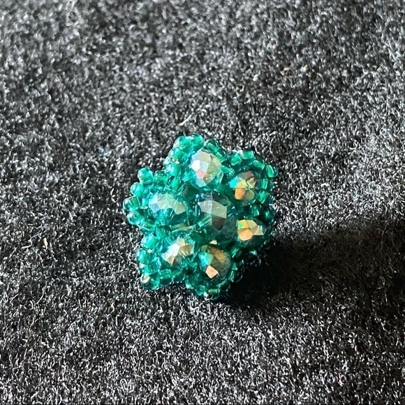 Green beaded flower earrings - Picture 6 of 6